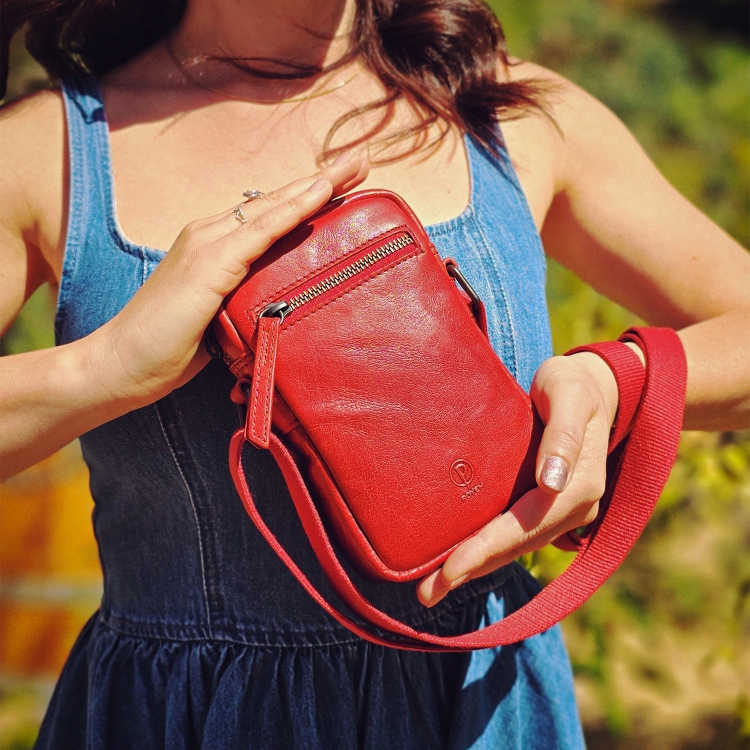 Malá kožená crossbody Poyem materiál kůže zapínání na zip barva červená velikost malá 2220 Poyem CV Lifestyle