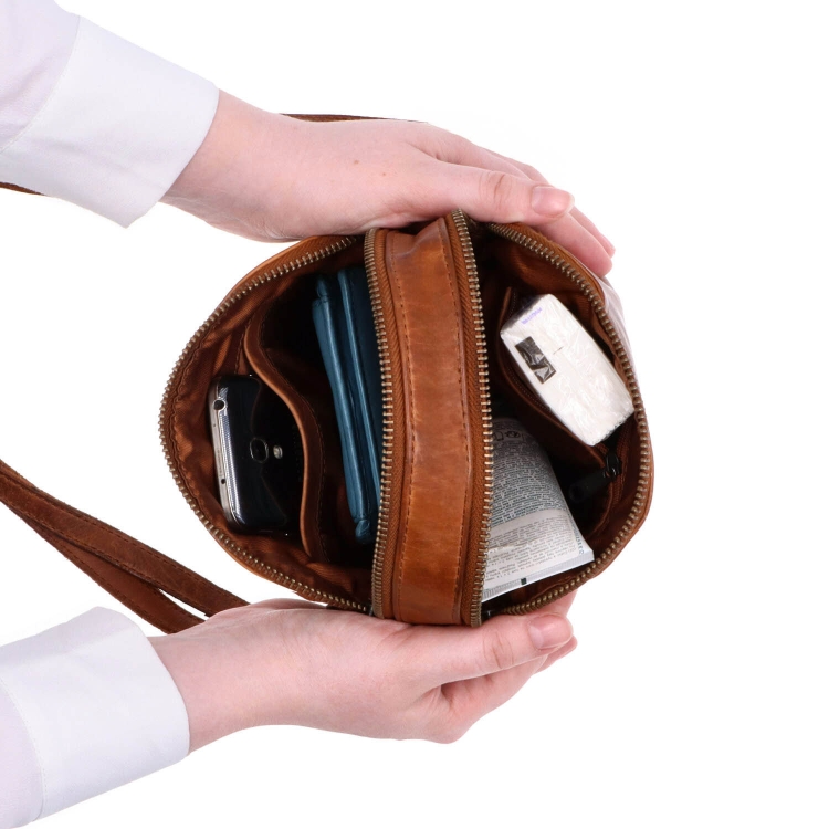 Kvalitní kožená crossbody kabelka Noelia Bolger materiál kůže zapínání na zip barva koňaková velikost malá NB 2408 KO Vnitřek