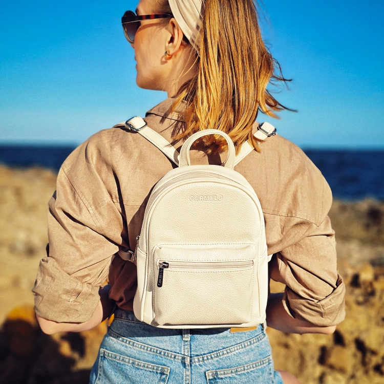Malý praktický batůžek ze syntetické kůže Carmelo materiál syntetická kůže zapínání na zip barva béžová velikost malá 4332 BE Lifestyle