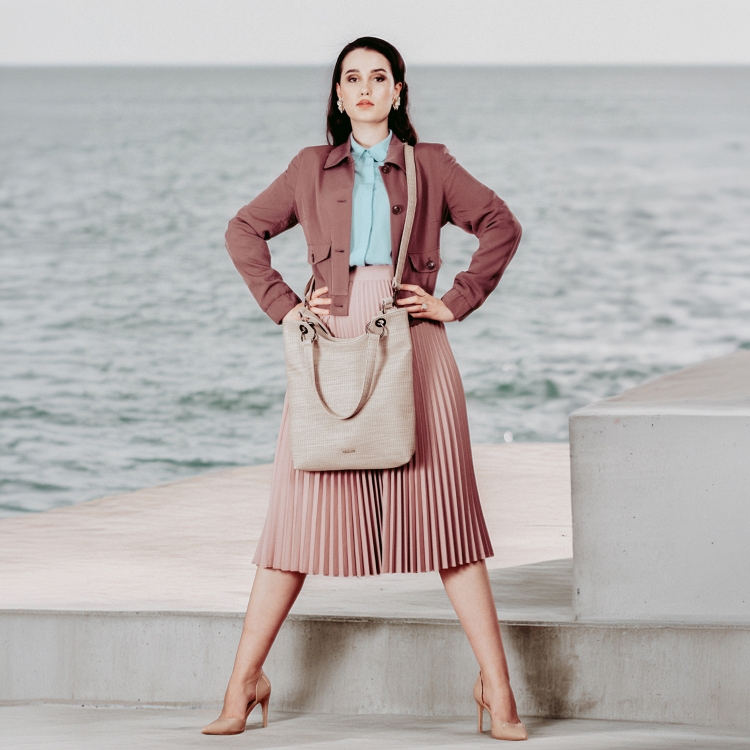 Městská kabelka s odepínacím crossbody popruhem Carmelo materiál syntetická kůže zapínání na zip barva béžová velikost střední 4395 BE Lifestyle