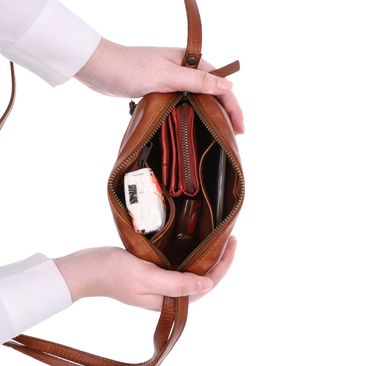 Minimalistická kožená crossbody kabelka Noelia Bolger materiál kůže zapínání na zip barva koňaková velikost malá NB 2417 KO Vnitřek