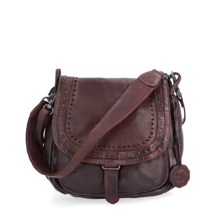 Kožená crossbody kabelka se zdobenou klopou Noelia Bolger materiál kůže zapínání s klopou barva vínová velikost střední NB 2030 BO Zepředu