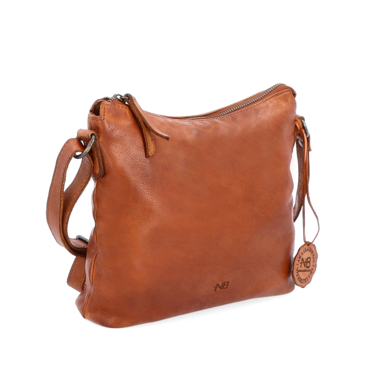 Kožená crossbody kabelka s moderním designem Noelia Bolger materiál kůže zapínání na zip barva koňaková velikost malá NB 2400 KO