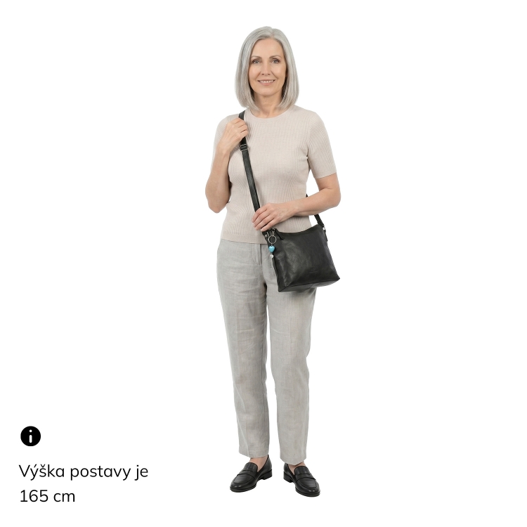 Kožená crossbody kabelka s přívěskem Noelia Bolger materiál kůže zapínání na zip barva černá velikost malá NB 3100 C Na postavě