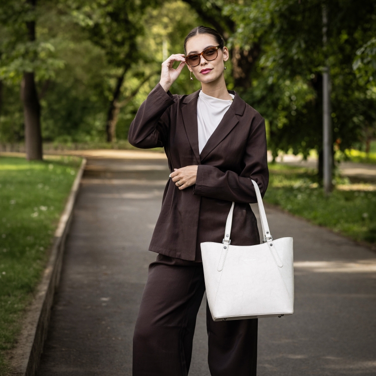 Kožená business kabelka Noelia Bolger materiál kůže zapínání na zip barva bílá velikost velká NB 0094 OW Lifestyle