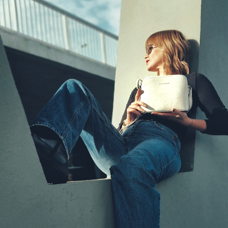 Luxusní malá kožená crossbody kabelka Noelia Bolger materiál kůže zapínání na zip barva bílá velikost malá NB 0080 OW Lifestyle