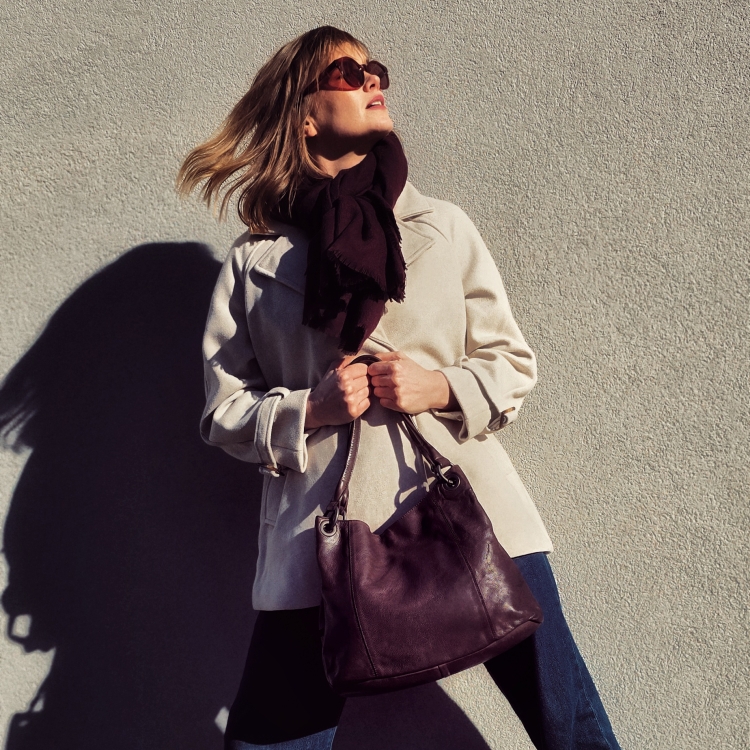 Kožená kabelka přes rameno s bočními kapsami Noelia Bolger materiál kůže zapínání na zip barva hnědá velikost střední NB 2063 H Lifestyle