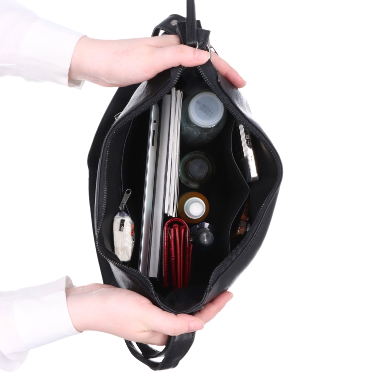 Kožená crossbody kabelka s moderním přívěskem Noelia Bolger materiál kůže zapínání na zip barva černá velikost střední NB 3106 C Vnitřek