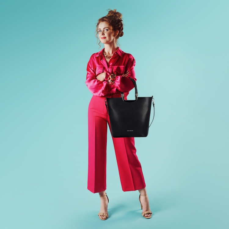 Velká elegantní kabelka Noelia Bolger materiál kůže zapínání na zip barva černá velikost velká NB 0050 C Lifestyle