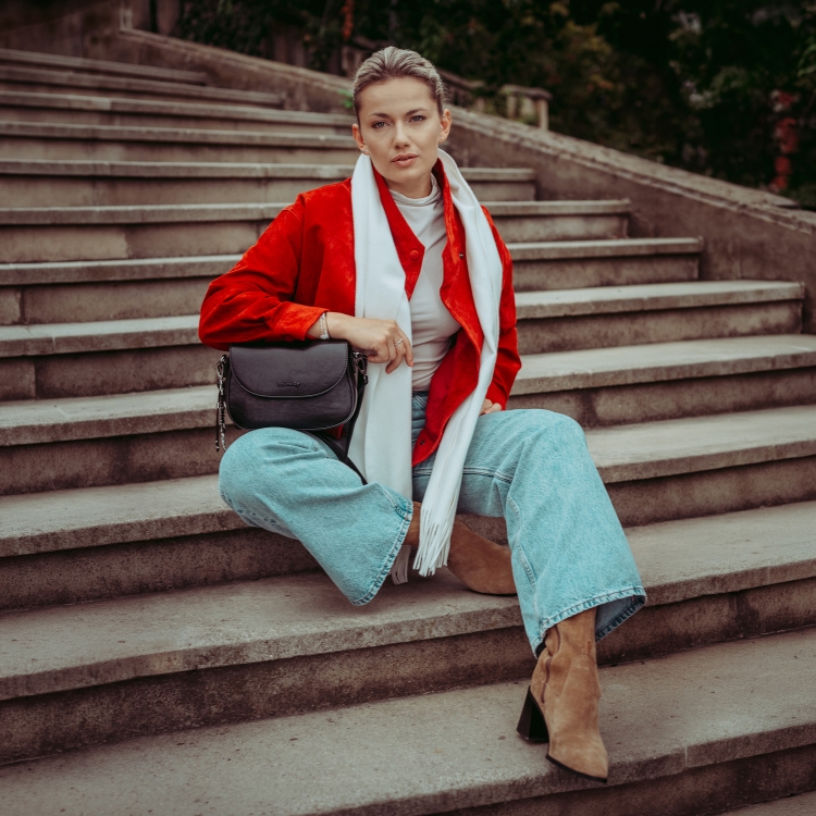 Stylová crossbody kabelka s klopou Le Sands materiál syntetická kůže zapínání s klopou barva černá velikost malá 7730 C Lifestyle