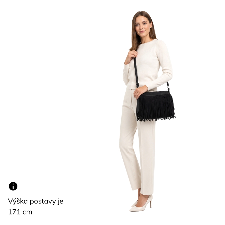 Stylová crossbody kabelka s třásněmi Carmelo materiál syntetická kůže zapínání na zip barva černá velikost střední 4674 C Na postavě