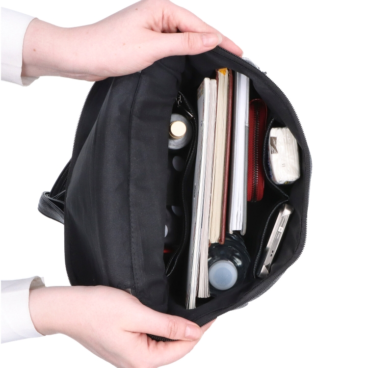 Praktický batoh do města Carmelo materiál syntetická kůže zapínání na zip barva černá velikost střední 4326 C Vnitřek