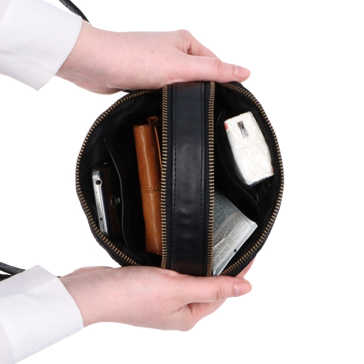 Kvalitní kožená crossbody kabelka Noelia Bolger materiál kůže zapínání na zip barva černá velikost malá NB 2408 C Vnitřek
