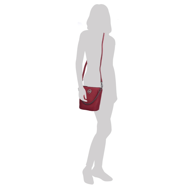 Malá kožená crossbody kabelka s výrazným řetízkem Noelia Bolger materiál kůže zapínání na zip barva červená velikost malá NB 3016 CV Na postavě