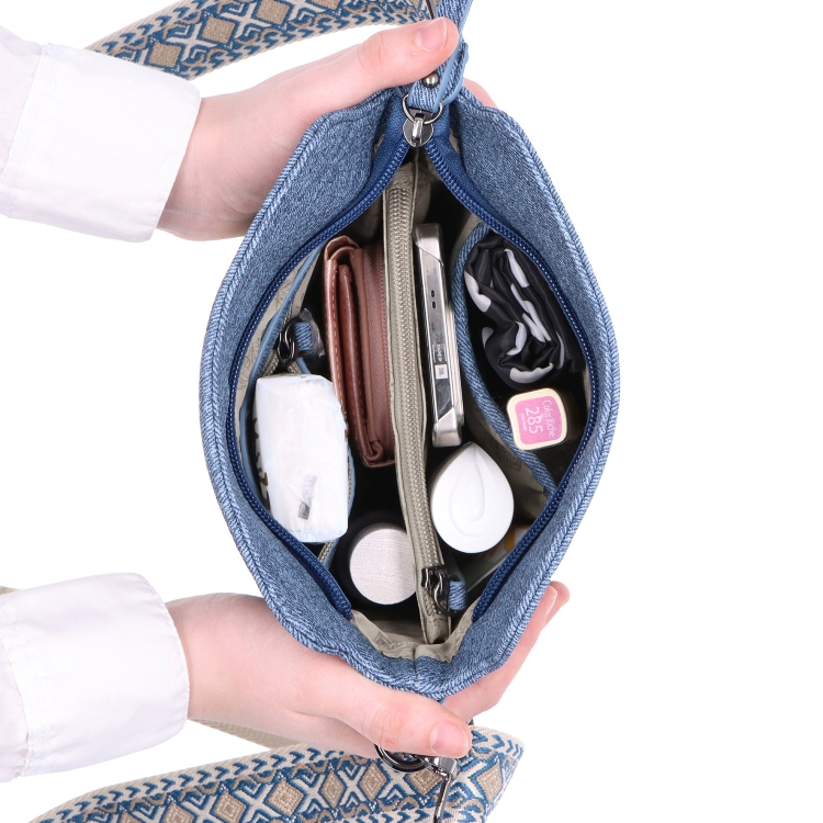 Crossbody kabelka s dekorativním vzorem a širokým popruhem Indee materiál syntetická kůže zapínání na zip barva modrá velikost malá 6343 M Vnitřek