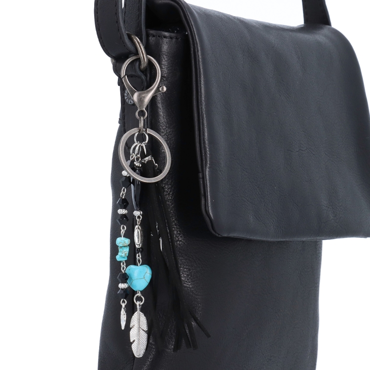 Kožená crossbody kabelka s klopou a přívěskem Noelia Bolger materiál kůže zapínání s klopou barva černá velikost malá NB 3108 C Na postavě