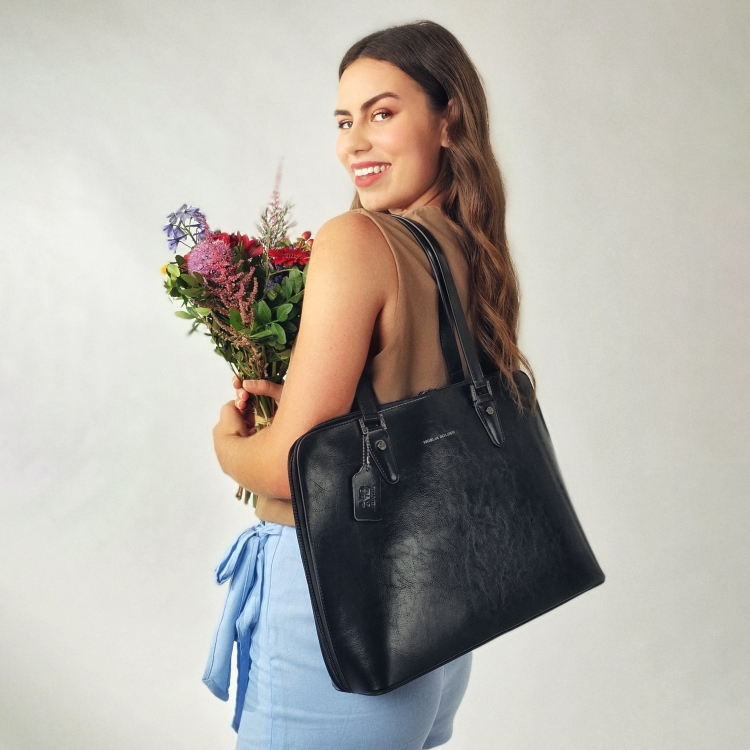 Elegantní kožená kabelka Noelia Bolger materiál kůže zapínání na zip barva černá velikost velká NB 0057 C Lifestyle
