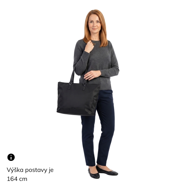 Designová business kabelka přes rameno Carmelo materiál nylon zapínání na zip barva černá velikost velká 6610 C Na postavě
