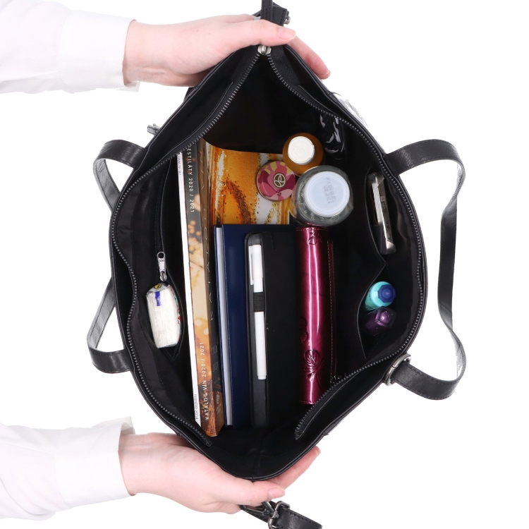 Velká kožená crossbody kabelka s přívěskem Noelia Bolger materiál kůže zapínání na zip barva černá velikost velká NB 3109 C Vnitřek