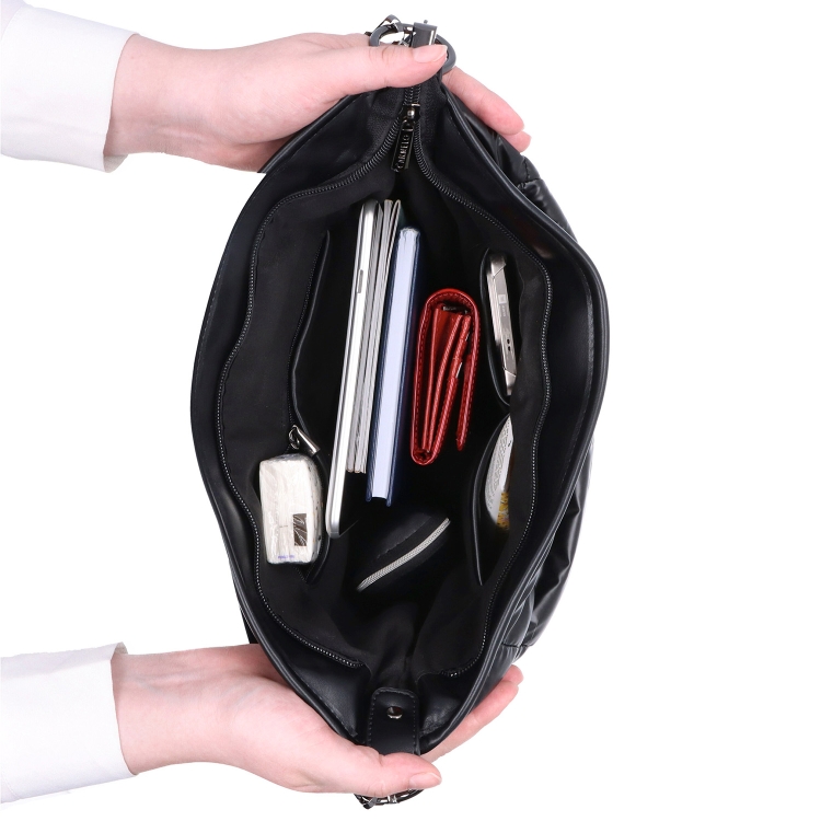 Měkká kabelka s prošíváním a elegantním nádechem Carmelo materiál nylon zapínání na zip barva černá velikost střední 4383 C Vnitřek