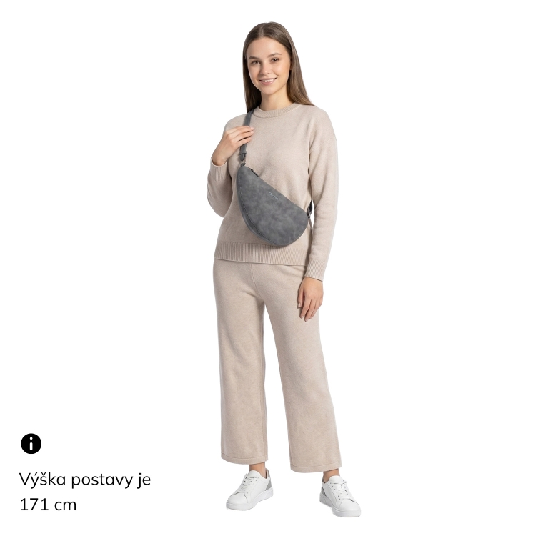 Kabelka typu moonbag ze syntetické kůže Tangerin materiál syntetická kůže zapínání na zip barva hnědá velikost malá 1111 H Na postavě