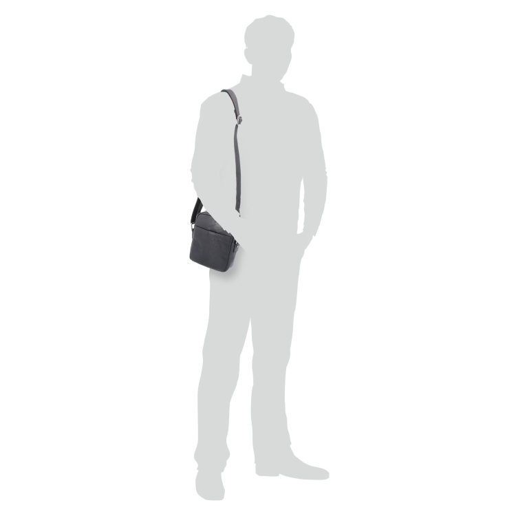 Malá kožená crossbody Poyem materiál kůže zapínání na zip barva černá velikost malá 2213 Poyem C Na postavě