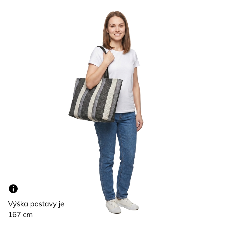 Městská kabelka přes rameno z pevného textilu Indee materiál textil zapínání na zip barva hnědá velikost velká 6347 H Na postavě