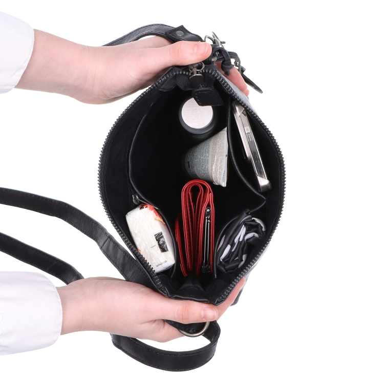 Kožená crossbody kabelka s přívěskem Noelia Bolger materiál kůže zapínání na zip barva černá velikost malá NB 3100 C Vnitřek
