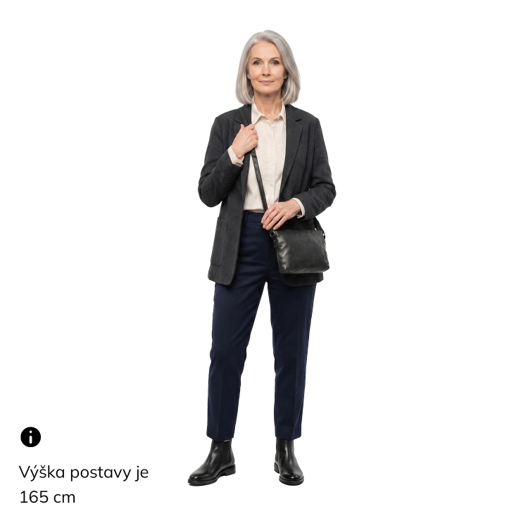 Kožená crossbody s čistými liniemi Noelia Bolger materiál kůže zapínání na zip barva černá velikost malá NB 2414 C Na postavě