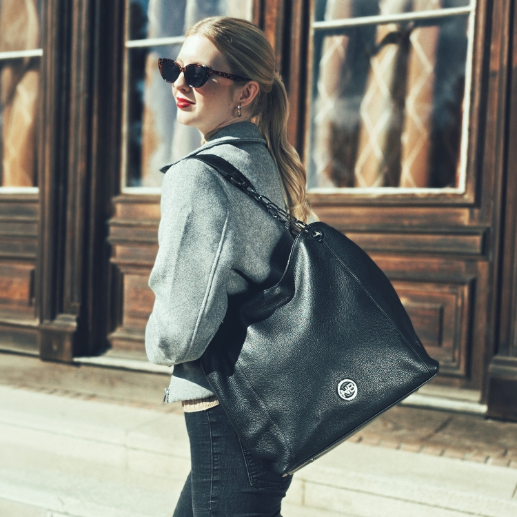 Elegantní kožená kabelka s uchy s řetízkem Noelia Bolger materiál kůže zapínání na zip barva černá velikost velká NB 3001 C Lifestyle