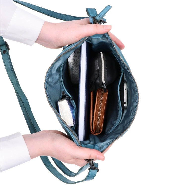 Menší kožená kabelka s popruhem a uchem Noelia Bolger materiál kůže zapínání na zip barva tyrkysová velikost malá NB 2409 TYR Vnitřek