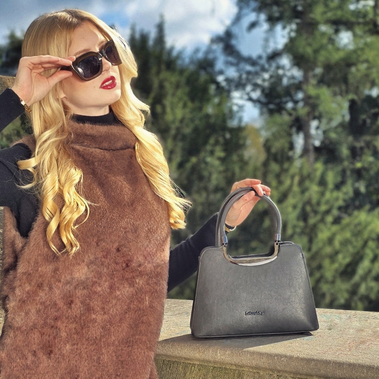 Elegantní kabelka do ruky s kovovým detailem Le Sands materiál syntetická kůže zapínání na zip barva šedá velikost malá 7702 TS Lifestyle