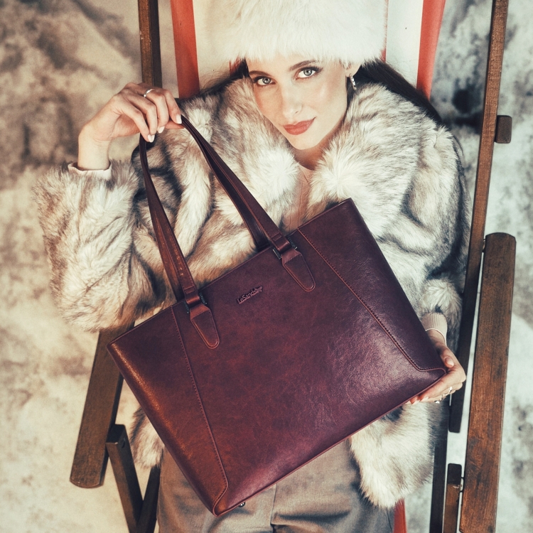 Prostorná shopper kabelka s ozdobným šátkem Le Sands materiál syntetická kůže zapínání na zip barva vínová velikost velká 7705 BO Lifestyle