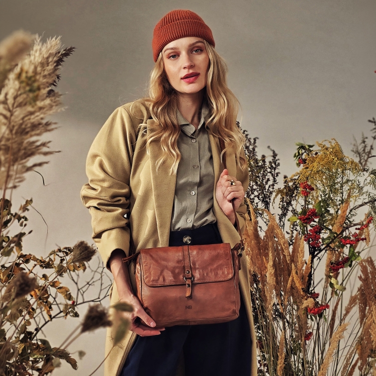 Kožená crossbody kabelka s klopou Noelia Bolger materiál kůže zapínání s klopou barva koňaková velikost střední NB 2416 KO Lifestyle