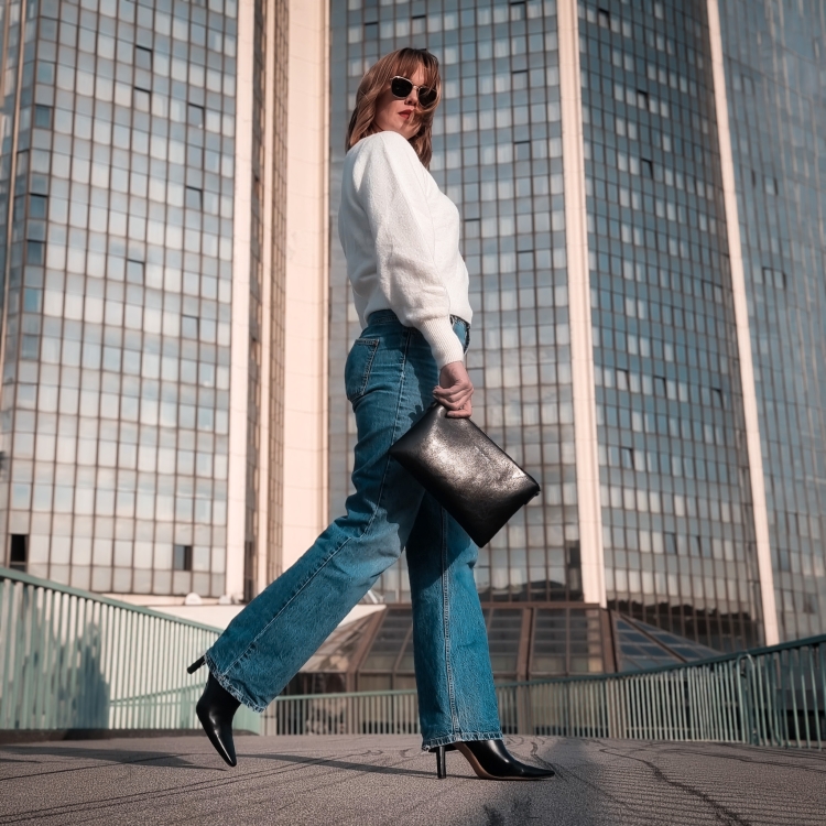 Elegantní minimalistická kožená crossbody kabelka Noelia Bolger materiál kůže zapínání na zip barva černá velikost malá NB 0105 C Lifestyle