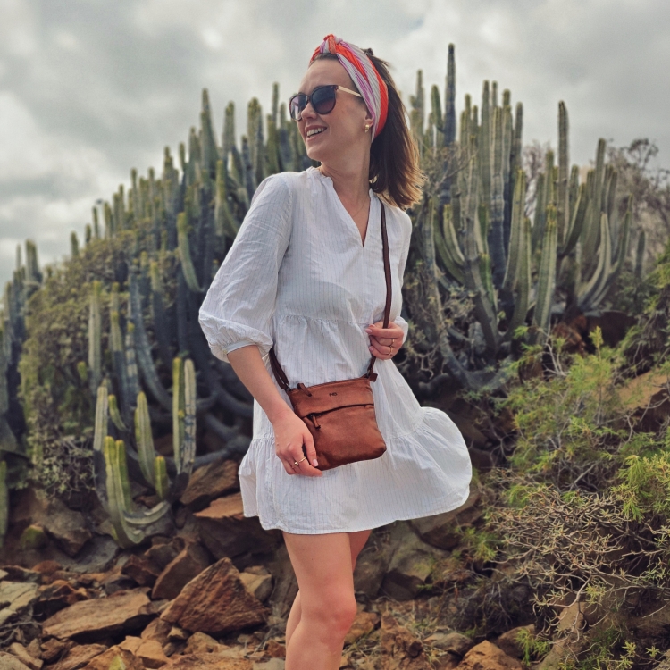 Malá kožená crossbody se zapínáním na zip Noelia Bolger materiál kůže zapínání na zip barva koňaková velikost malá NB 2090 KO Lifestyle