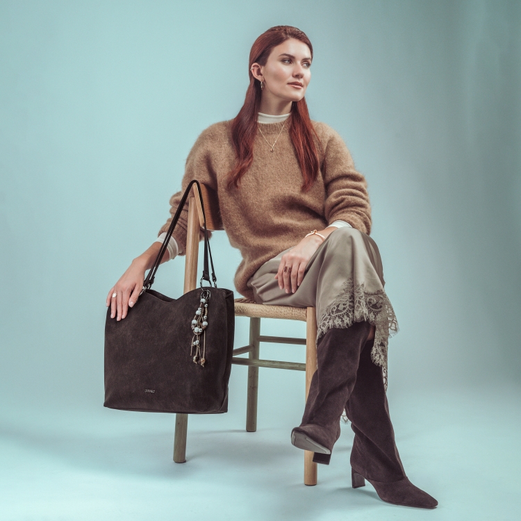 Stylová kabelka přes rameno s odnímatelným přívěskem Carmelo materiál syntetická kůže zapínání na zip barva hnědá velikost velká 4664 H Lifestyle