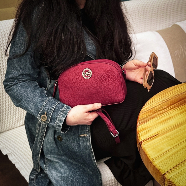 Malá kožená crossbody kabelka s kapsou na zip Noelia Bolger materiál kůže zapínání na zip barva červená velikost malá NB 3013 CV Lifestyle
