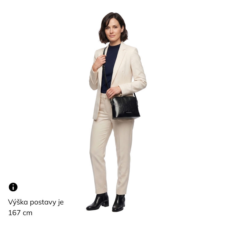 Minimalistická kožená crossbody kabelka na každý den Noelia Bolger materiál kůže zapínání na zip barva černá velikost malá NB 0116 C Na postavě