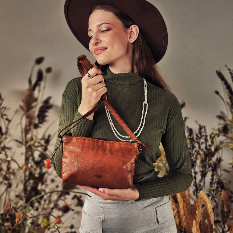 Kožená crossbody s čistými liniemi Noelia Bolger materiál kůže zapínání na zip barva koňaková velikost malá NB 2414 KO Lifestyle