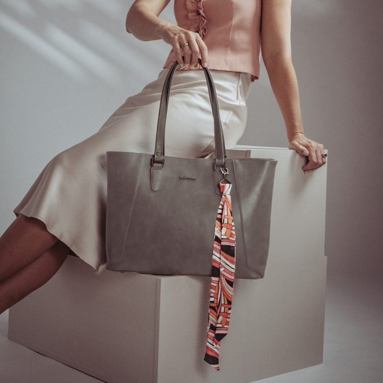 Prostorná shopper kabelka s ozdobným šátkem Le Sands materiál syntetická kůže zapínání na zip barva taupe velikost velká 7705 T Lifestyle