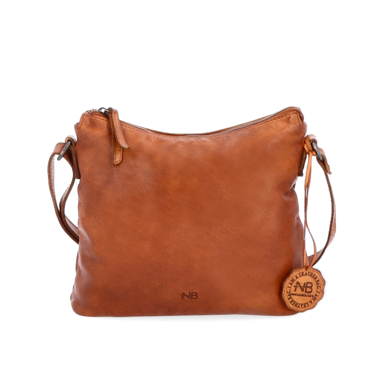 Kožená crossbody kabelka s moderním designem Noelia Bolger materiál kůže zapínání na zip barva koňaková velikost malá NB 2400 KO Zepředu