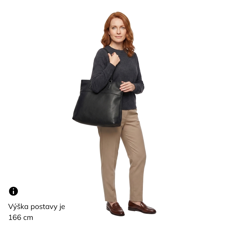 Elegantní prostorná kabelka přes rameno Carmelo materiál syntetická kůže zapínání na zip barva černá velikost velká 4362 C Na postavě