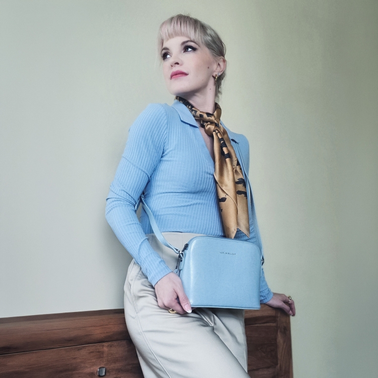Luxusní malá kožená crossbody kabelka Noelia Bolger materiál kůže zapínání na zip barva modrá velikost malá NB 0080 SM Lifestyle