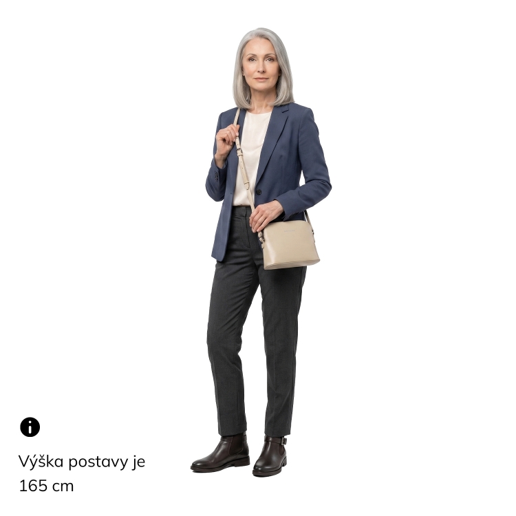 Luxusní malá kožená crossbody kabelka Noelia Bolger materiál kůže zapínání na zip barva béžová velikost malá NB 0080 BE Na postavě