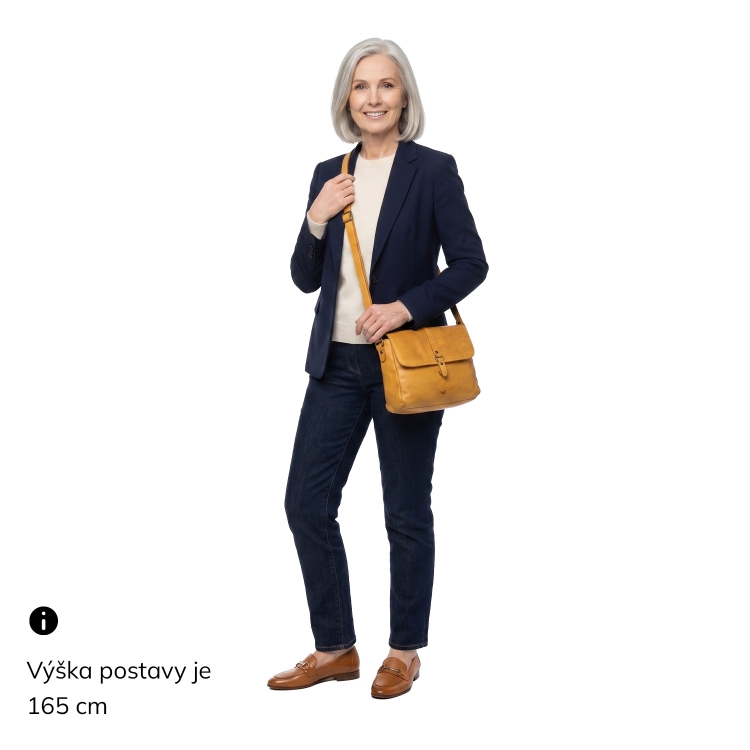 Kožená crossbody kabelka s klopou Noelia Bolger materiál kůže zapínání s klopou barva žlutá velikost střední NB 2416 ZLU Na postavě