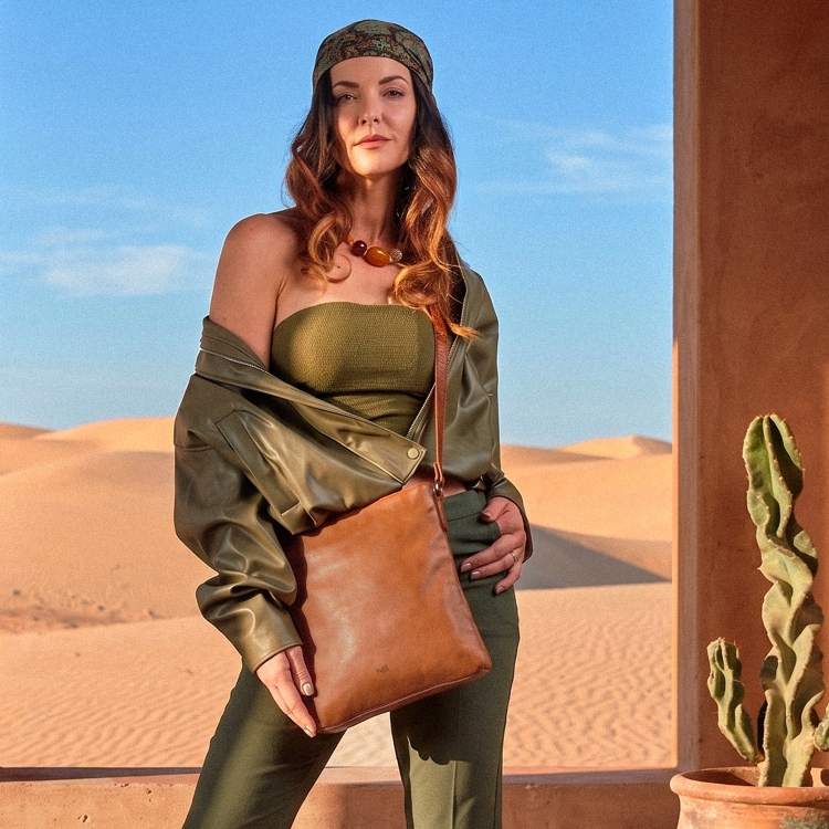 Kožená crossbody kabelka ve vintage stylu Noelia Bolger materiál kůže zapínání na zip barva koňaková velikost malá NB 2001 KO Lifestyle