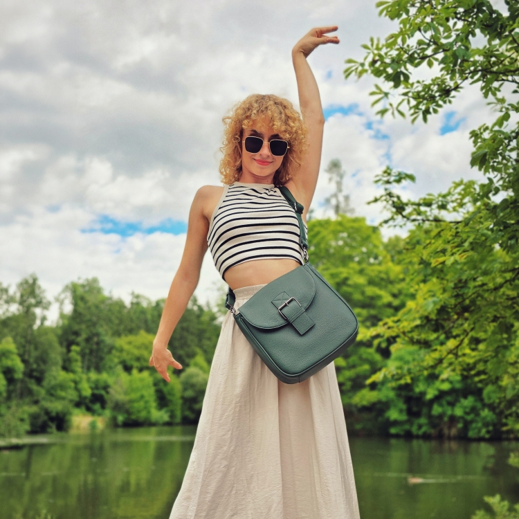 Syntetická crossbody kabelka s výraznou sponou Carmelo materiál syntetická kůže zapínání s klopou barva zelená velikost střední 4363 TZE Lifestyle