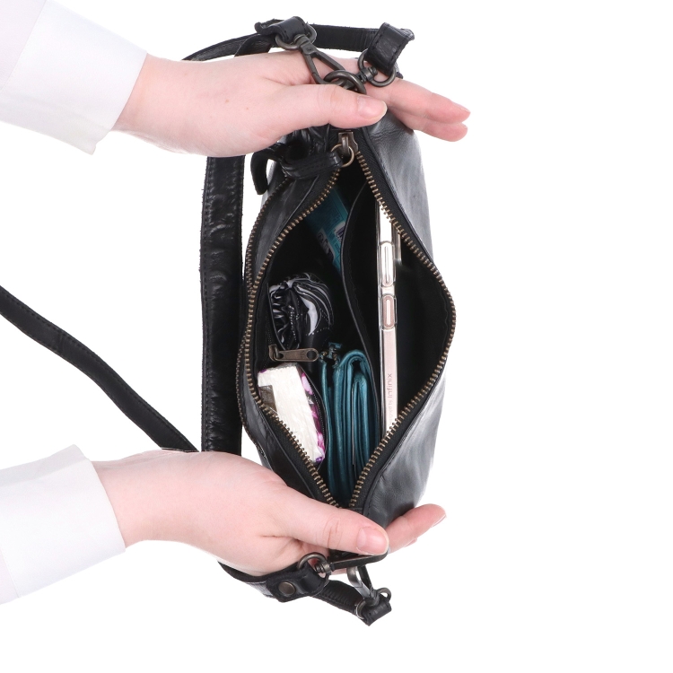 Módní kožená kabelka se dvěma popruhy Noelia Bolger materiál kůže zapínání na zip barva černá velikost malá NB 2425 C Vnitřek