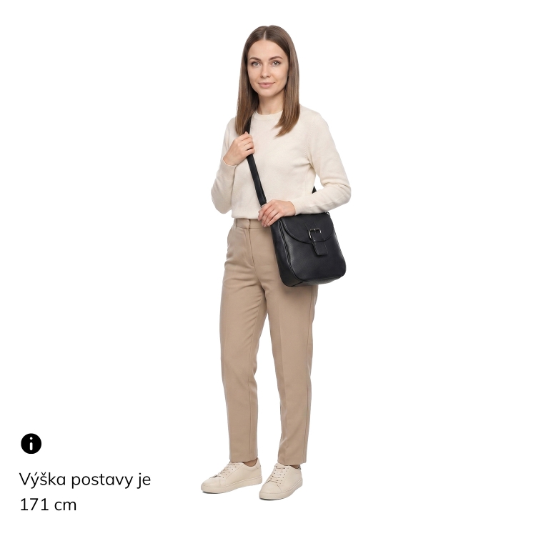 Syntetická crossbody kabelka s výraznou sponou Carmelo materiál syntetická kůže zapínání s klopou barva zelená velikost střední 4363 TZE Na postavě
